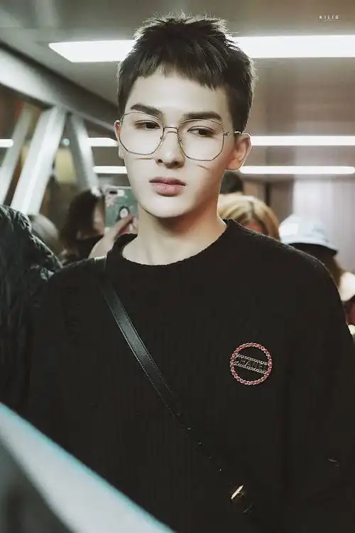 朱正廷深夜北京飞杭州 金丝边眼镜造型撩人于无形