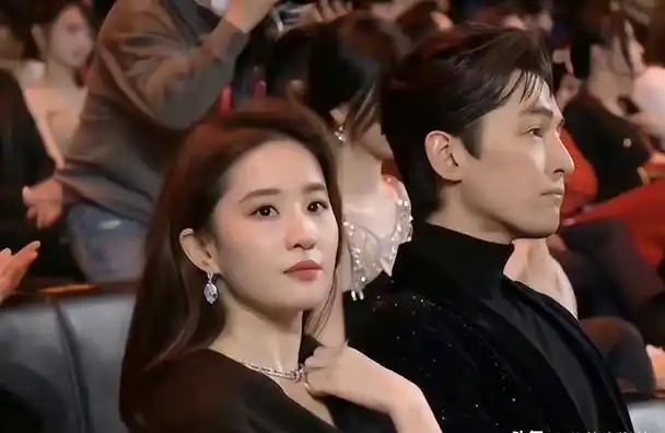 上海这一夜,两张合照,把对刘亦菲的"排挤"体现的淋漓尽致