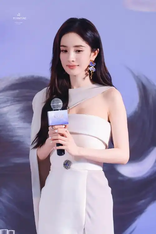 杨幂成都活动人气##杨幂开叉披风白裙##今日星拍放送