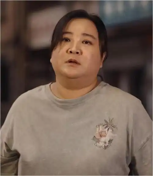 终于看到贾玲的真实模样脸上太瘦挂不住肉皱纹藏不住年龄