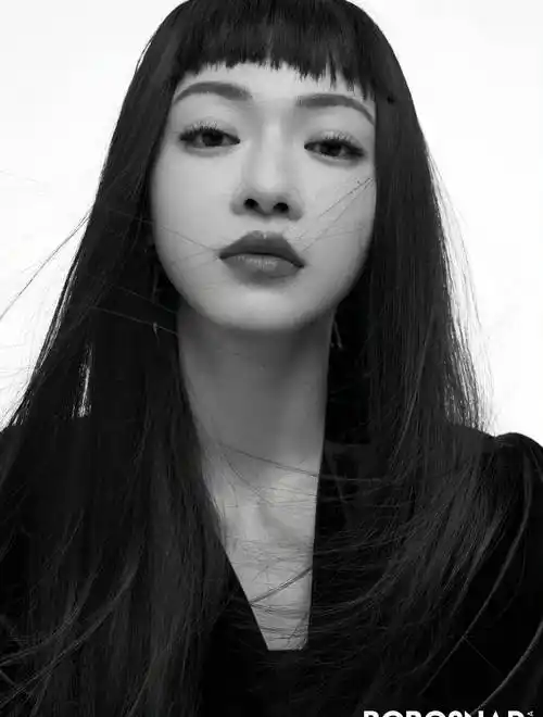 吴谨言这次的时尚大片,我们先不说穿搭,先来看看发型和妆容,一头黑长