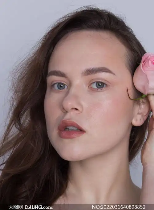 耳朵别着一朵花的美女摄影原片素材_大图网图片素材