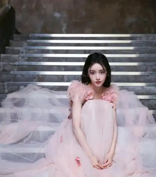 姜贞羽美艳动人高清美图,甜美动人!__财经头条