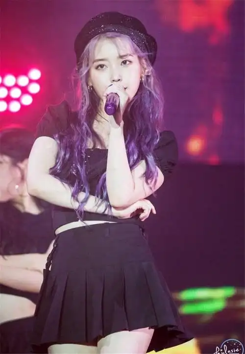 除了蓝色,前段时间的紫色头发同样是非常吸睛,比起蓝色紫色还更加仙女