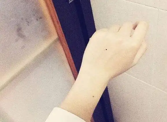 手背有痣的女人感情运好吗有什么影响