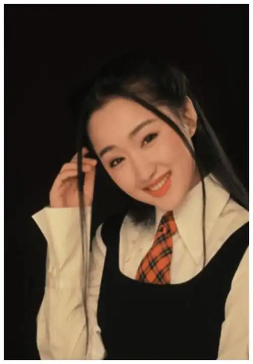 年轻的杨钰莹有多美?第一次登央视舞台,编播人员被其美貌吓到