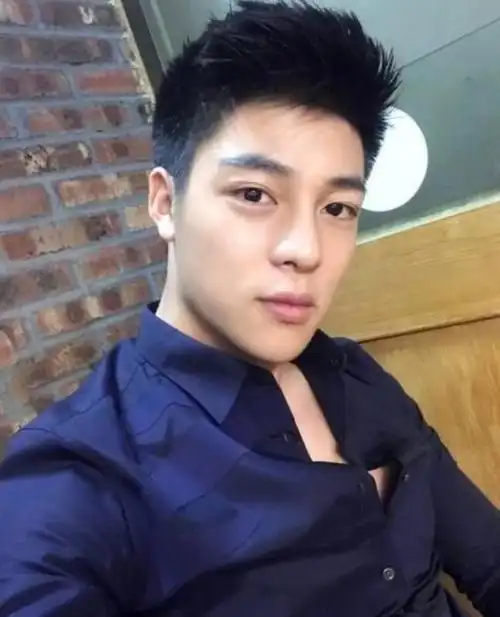 小鲜肉帅哥90后清新型小鲜肉照片帅哥猛男文章小虾米