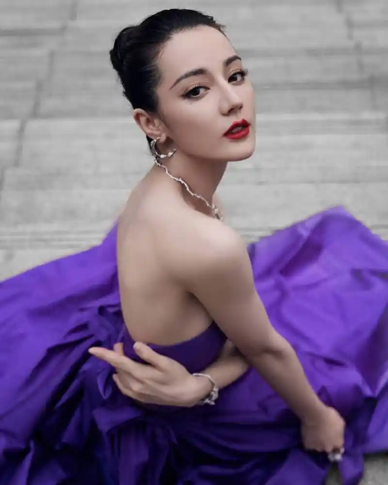 迪丽热巴工作室晒出一组写真美照,一袭紫色连衣裙秀出好身材!