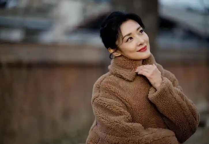 54岁周涛晒新年美照,穿一件"泰迪熊"大衣,温暖又显气质!