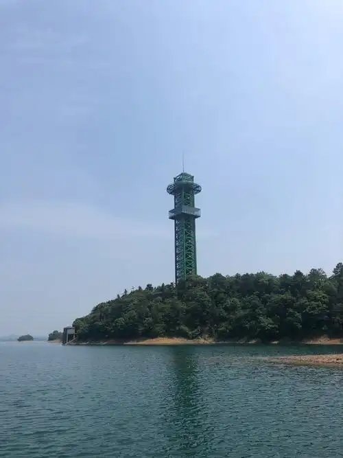 西海之星是座高90米的玻璃塔,站在高处看西海特别美丽,站在上面我一点