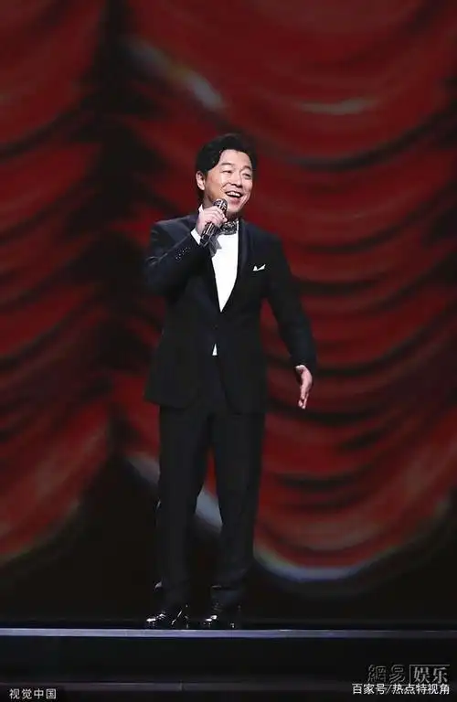 黄渤任金鸡奖开场主持 幽默调侃徐峥场面逗趣