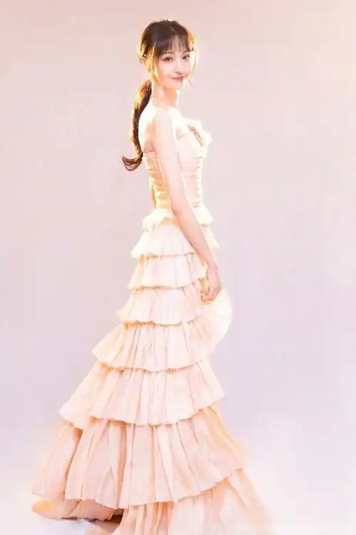 气质清甜可人郑爽粉色蛋糕裙甜美优雅娇俏小仙女已上线