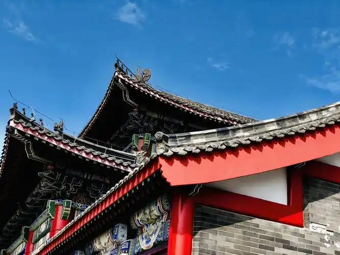 多60个字)谭鑫培戏楼不是古建筑,是建于2011年的仿明清风格宫廷式戏楼