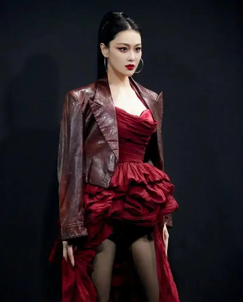 张馨予大红色抹胸裙风情万种妩媚女人味十足写真!