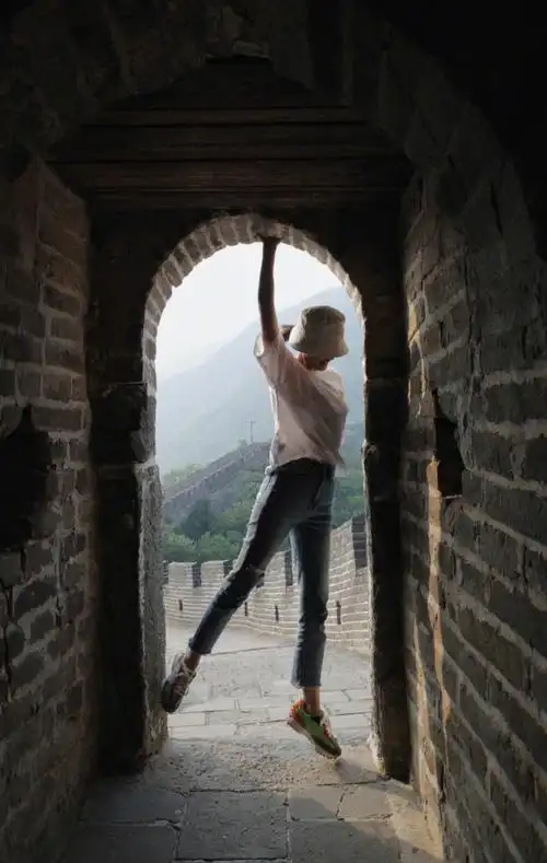 李沁晒游客打卡照,简约小白t 蓝色牛仔裤,清爽阳光又活力