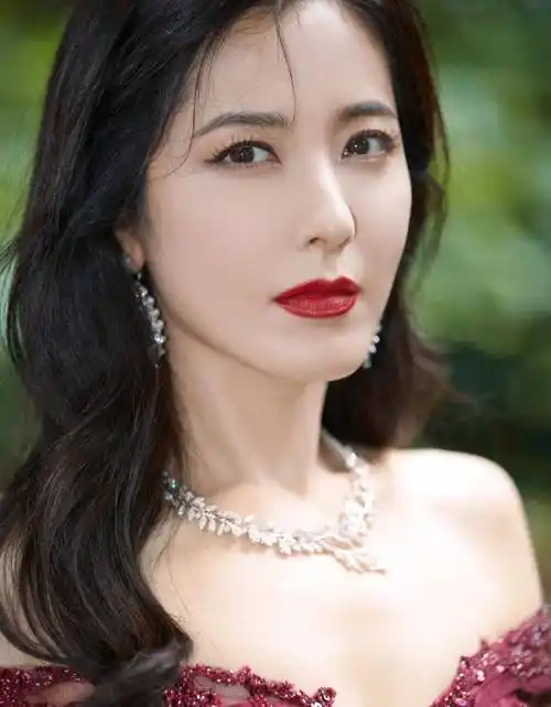 44岁曾黎太抗老,一袭酒红色一字肩礼服优雅温柔,身段不输00后_气质