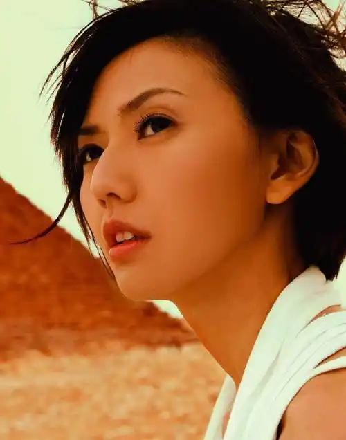 孙燕姿坐头等舱被偶遇,素颜出镜大长腿白到发光,坐姿豪放引热议_网友