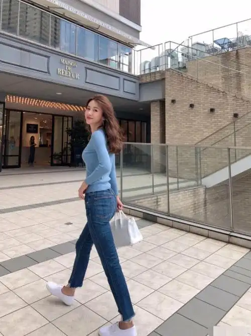 辣妈张子萱晒出绝美自拍修身衣勾勒出s身形网友这么性感