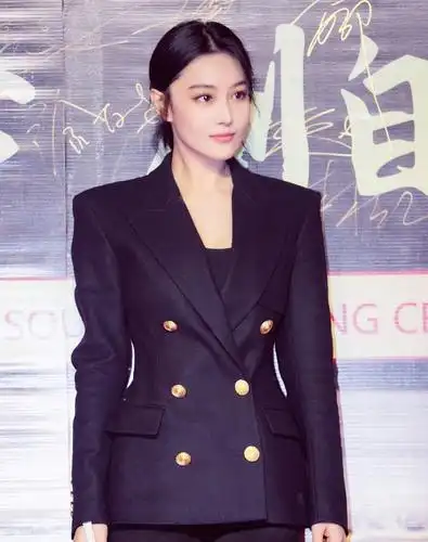 张馨予穿黑西装帅气干练 俏皮亲奖杯