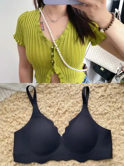 紧身t恤里的无痕内衣