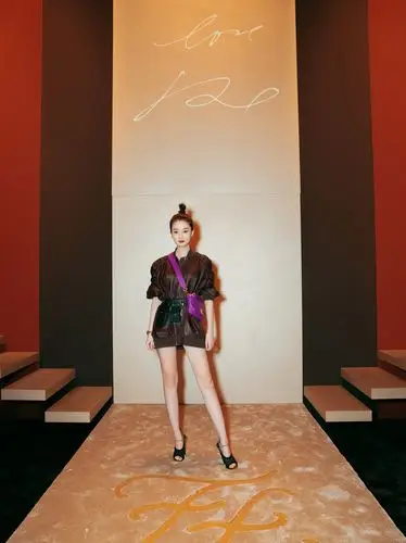 乔欣受邀出席米兰时装周 甜味酷女孩演绎摩登都市魅力