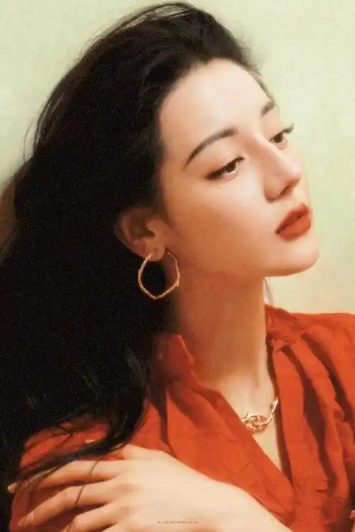 迪丽热巴红秀十一月刊封面