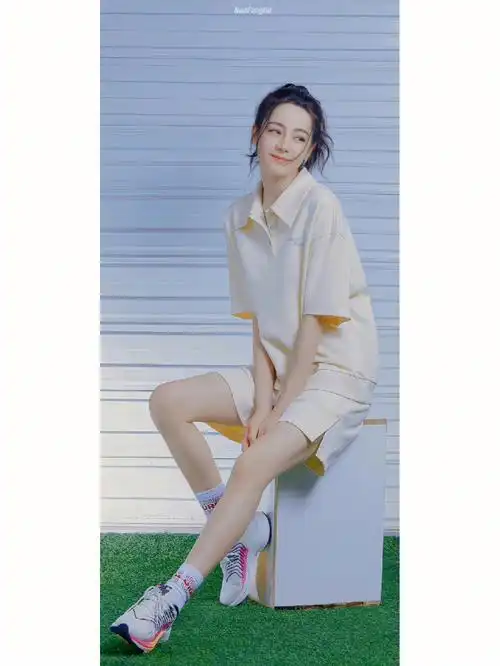 好喜欢清新的热巴嘿嘿前两天买了同色系衣服真的好显白超喜欢