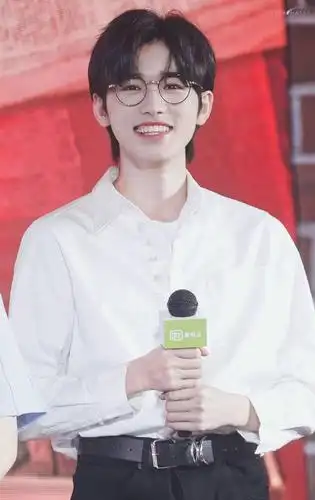 宋亚轩金丝眼镜look出席《萌探探探案》发布会 高情商发言夸奖红雷哥