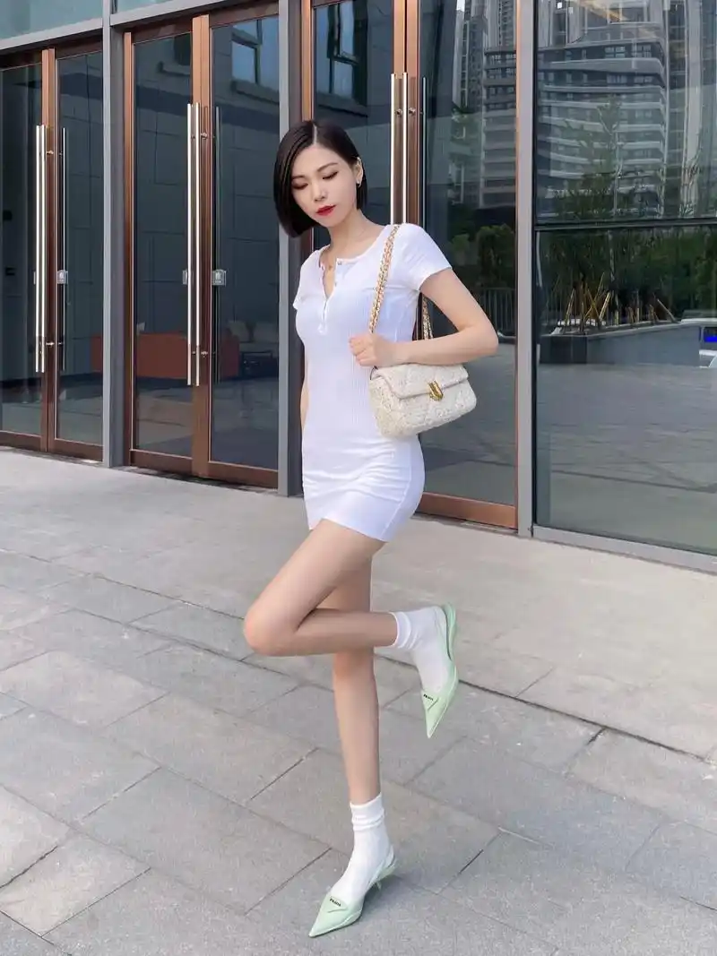 到底是谁想出来高跟鞋配白袜子啊?到底是谁想出来高跟鞋配白 - 抖音