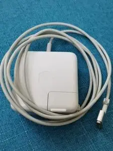 苹果电脑air 45w原装充电器.充电正常.闲置有需要的联系