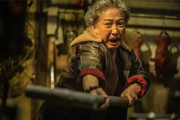 洪金宝展现不老身手,空手夺白刃;林峰则是肌肉贲张,以1敌10;而古天乐