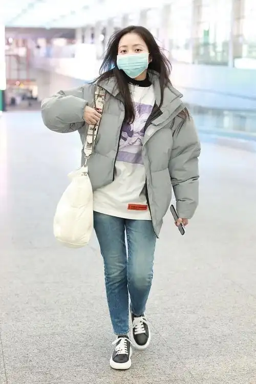 2021年1月24日,北京,张靓颖机场街拍.