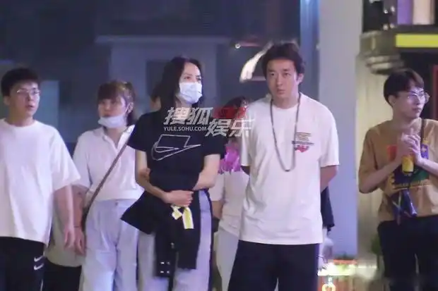 日前,宋茜与贾士凯现身某商业街区聚餐之后散步.