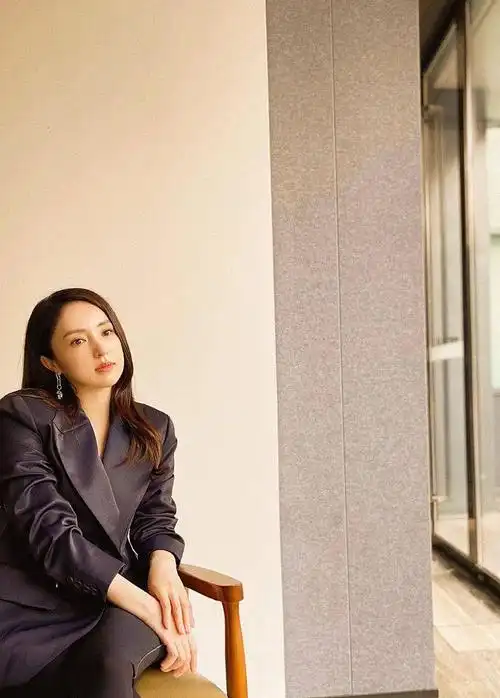 董璇着深色西装长发柔逸温婉知性暖色渲染明媚美貌萦绕温柔气息