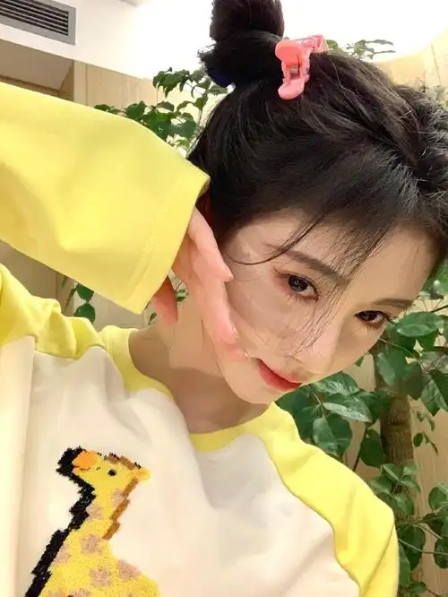 鞠婧祎晒九宫格自拍对镜wink甜美可人