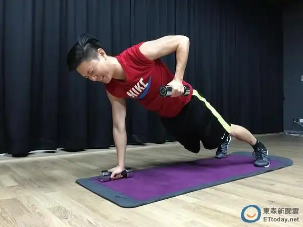 腰瘦文青→肌肉男 韦礼安胸肌大到衬衫快绷开 | etfashion时尚云 | et