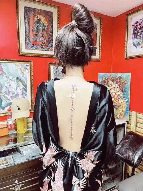 后背字母纹身