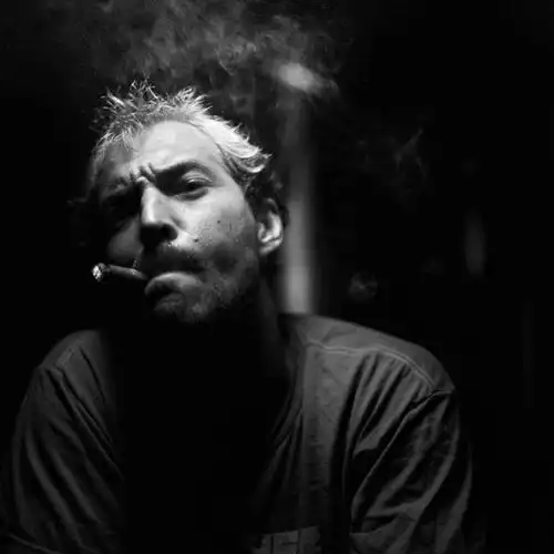 西方人,一个人,吸烟,方图,黑白,室内,特写,白天,正面,香烟,欧洲,欧洲