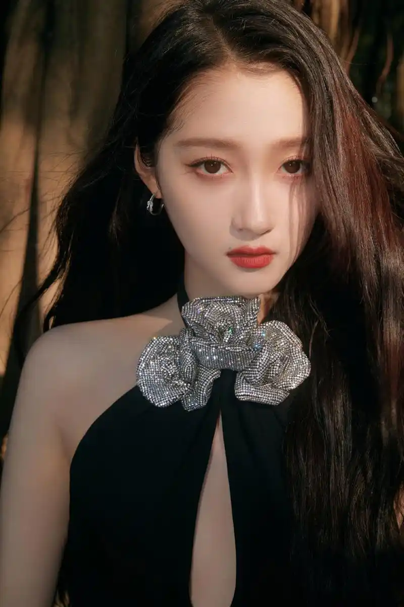 关晓彤挂脖玫瑰黑裙,曼妙婀娜,如夜空中的玫瑰.