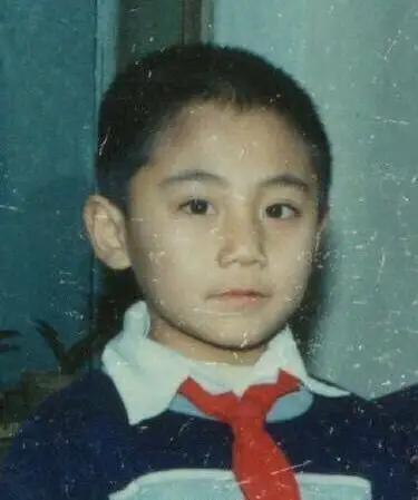 搜狐娱乐讯 3月23日晚,过40岁生日的刘烨在微博晒出了一组照片并配文