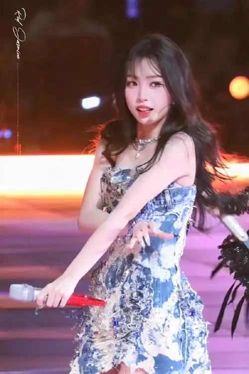 虞书欣超话#虞书欣南京演唱会#1028南京演唱会这套衣服也太闪了吧