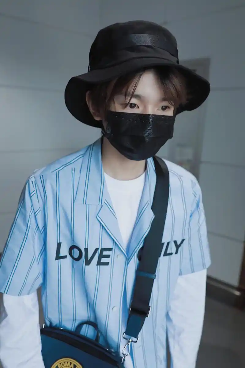 王源现身机场 满满街头风范