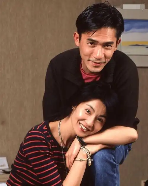 61岁梁朝伟在德国和路人合影穿着低调满头白发这次笑得很开心