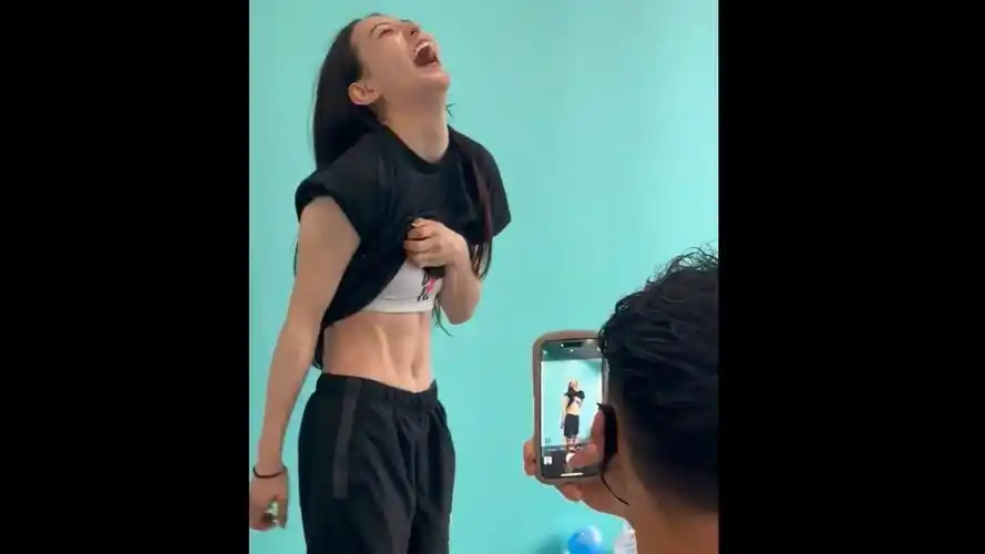 歌查德冥黑二姐宫原华音:腹肌写真花絮大公开