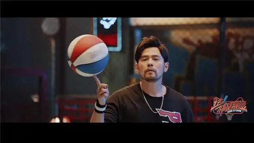 片中四大领队周杰伦,李易峰,林书豪和郭艾伦在充满街头篮球风格的场景