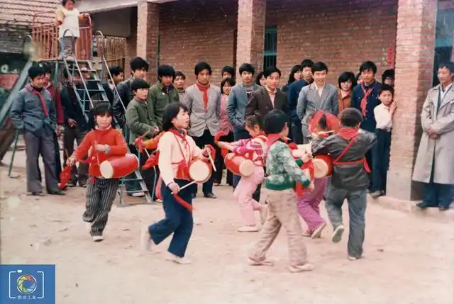 8张90年代彩色老照片记录乡村学生难忘瞬间弹吉他女生在哪里