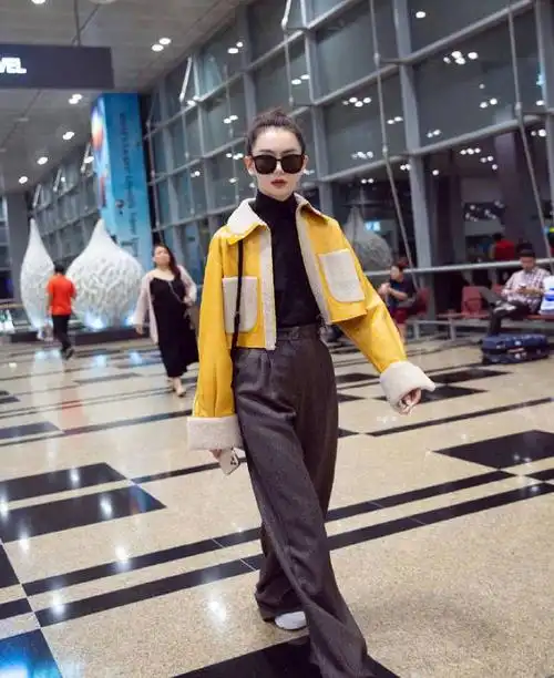 戚薇机场街拍超有范皮毛外套搭牛仔裤时髦与温度兼具