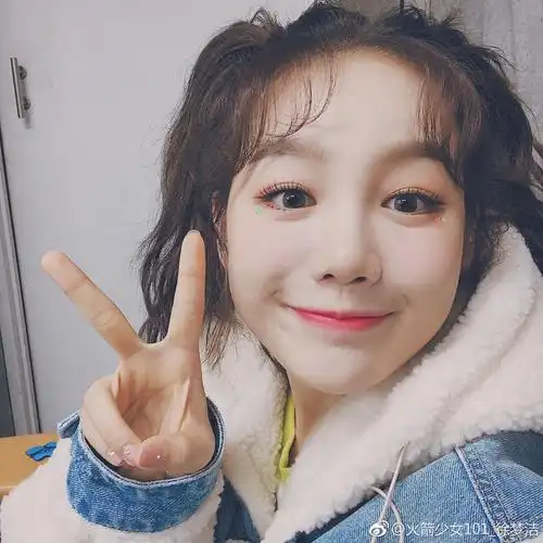 火箭少女徐梦洁晒亮片妆自拍 梳元气双马尾嘟嘴卖萌比v