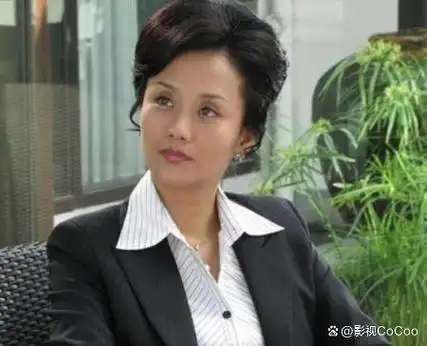 李颖,现年55岁,依然活跃于影坛,早已婚,并育有一名女儿金紫薇,她是一