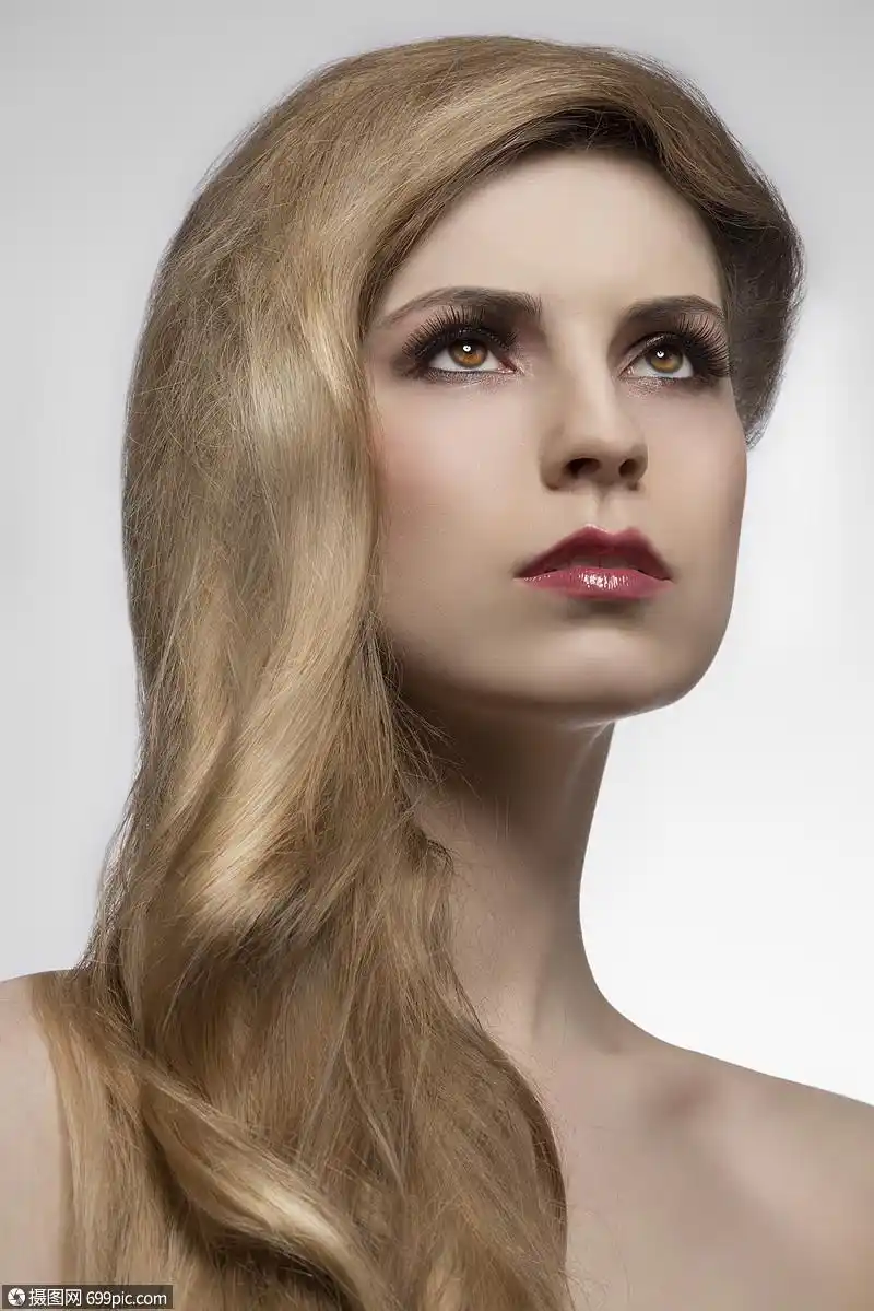 特写肖像的美丽女孩与可爱的长优雅的发型完美闪亮的金发护发延期